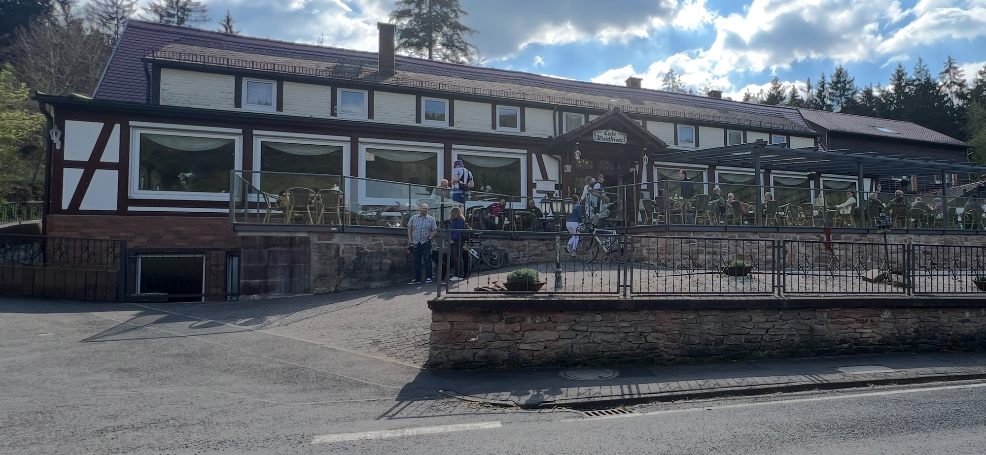 Café Waldfriede in Bad Orb – Kuchen aus Tradition, direkt am Waldrand Wer in Bad Orb unterwegs ist, dem fällt es früher oder später ins Auge: das Café Waldfriede.