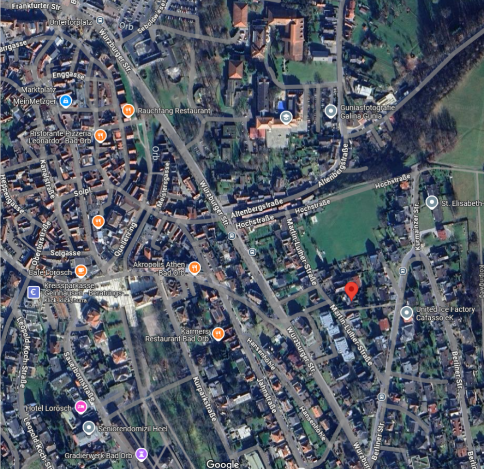 Satellitenansicht eines kleinen Stadtgebiets mit dicht gedrängten Gebäuden, verwinkelten Straßen, Grünflächen und Parks. Mehrere Sehenswürdigkeiten und Geschäfte sind mit bunten Stecknadeln markiert, während eine rote Stecknadel einen Standort in der Nähe der Hechstraße und der Altenburgerstraße markiert.